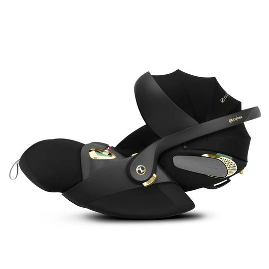 Jeremy Scott Wings Cloud T i-Size infant car seat with ergonomic recline and lie-flat position, suitable for travel systems.