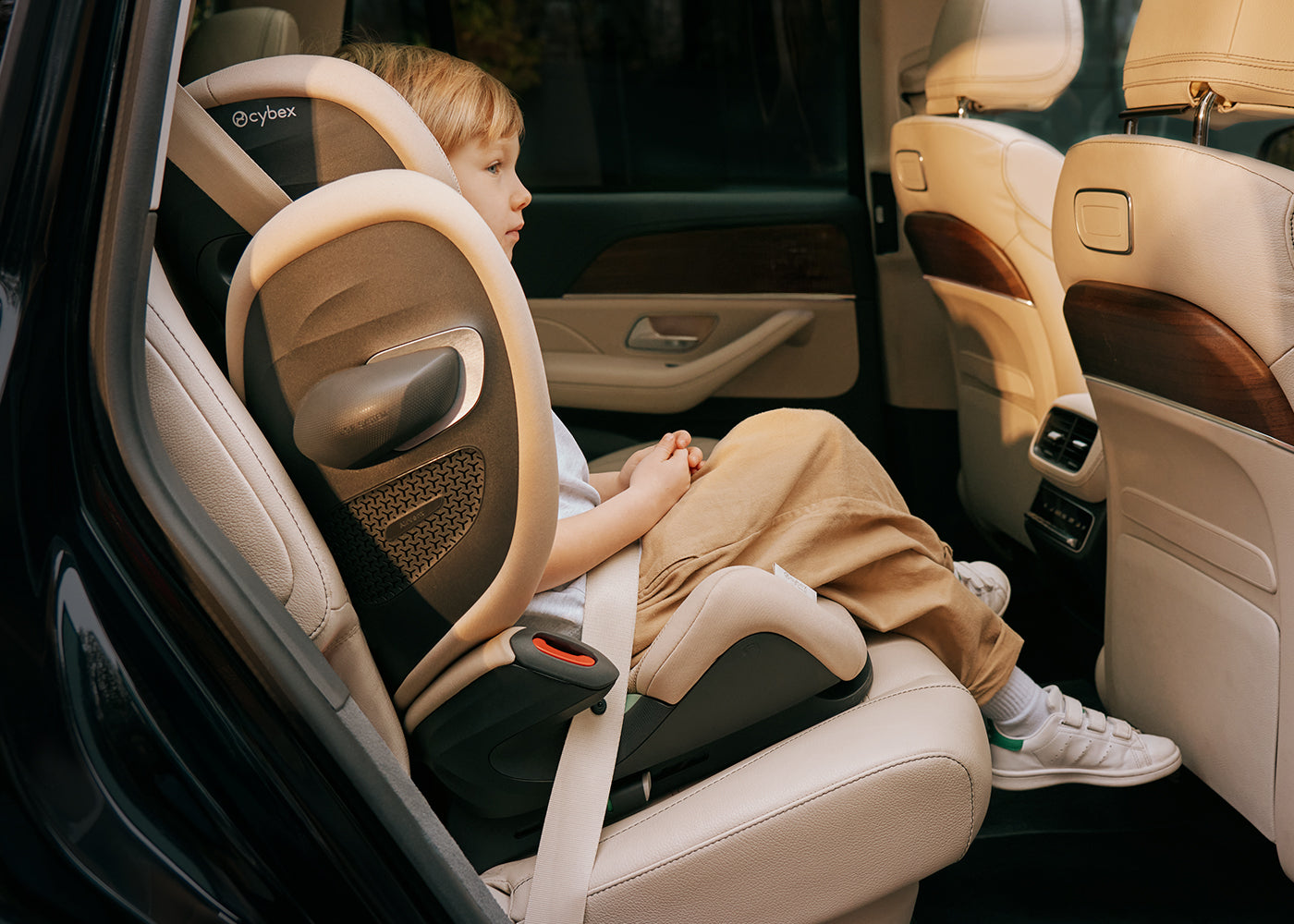 Pallas G2 i-Size - Magic Black Car Seat for Safety & Comfort