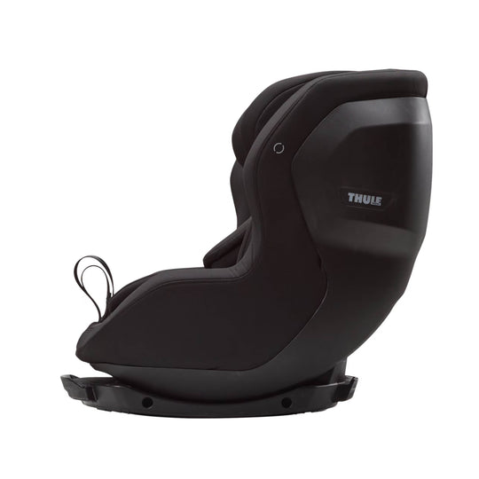 Black Thule Elm toddler car seat with 5-point seatbelt and adjustable recline