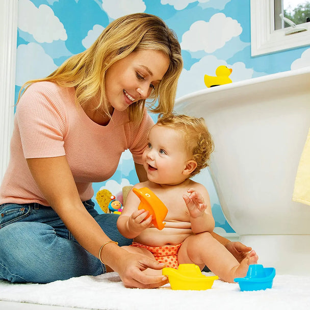 Mother and child enjoying Huanger Bath Toy Boats set during bath time.